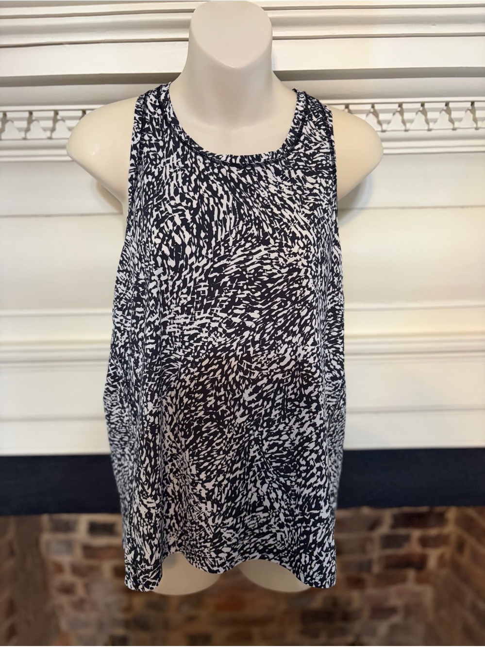 Athleta Women’s Black & White Patterned Athletic Tank Top Sz Medium